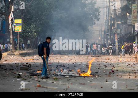 Dhaka, Bangladesh. 28 ottobre 2023. Un manifestante si trova accanto all'incendio durante gli scontri tra le forze dell'ordine e gli attivisti del Partito nazionalista del Bangladesh (BNP) nella capitale Dhaka. (Foto di Sazzad Hossain/SOPA Images/Sipa USA) credito: SIPA USA/Alamy Live News Foto Stock