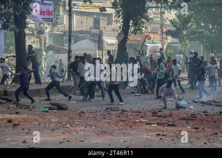 Dhaka, Bangladesh. 28 ottobre 2023. I sostenitori del Bangladesh Nationalist Party (BNP) lanciano pietre alla polizia durante gli scontri tra le forze dell'ordine e gli attivisti del Bangladesh Nationalist Party (BNP) nella capitale Dhaka. Credito: SOPA Images Limited/Alamy Live News Foto Stock