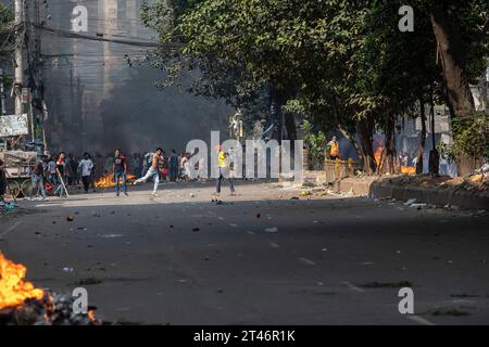 Dhaka, Bangladesh. 28 ottobre 2023. I sostenitori del Bangladesh Nationalist Party (BNP) lanciano pietre alla polizia durante gli scontri tra le forze dell'ordine e gli attivisti del Bangladesh Nationalist Party (BNP) nella capitale Dhaka. Credito: SOPA Images Limited/Alamy Live News Foto Stock