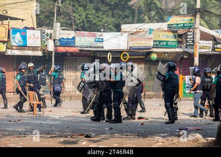 Dhaka, Bangladesh. 28 ottobre 2023. La polizia ha usato proiettili di gomma per disperdere i sostenitori dell'opposizione durante gli scontri tra le forze dell'ordine e gli attivisti del Partito nazionalista del Bangladesh (BNP) nella capitale Dhaka. (Foto di Sazzad Hossain/SOPA Images/Sipa USA) credito: SIPA USA/Alamy Live News Foto Stock