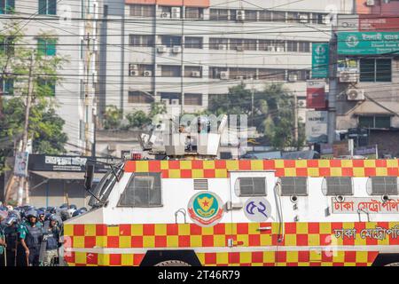 Dhaka, Bangladesh. 28 ottobre 2023. La polizia ha usato proiettili di gomma per disperdere i sostenitori dell'opposizione durante gli scontri tra le forze dell'ordine e gli attivisti del Partito nazionalista del Bangladesh (BNP) nella capitale Dhaka. (Foto di Sazzad Hossain/SOPA Images/Sipa USA) credito: SIPA USA/Alamy Live News Foto Stock