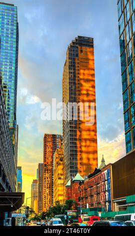 Luce al tramonto sui grattacieli di Midtown Manhattan a New York, Stati Uniti Foto Stock