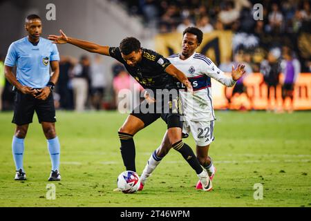 28 ottobre 2023; Los Angeles, CA, Stati Uniti; il centrocampista del Los Angeles FC Timothy Tillman (11) combatte per il possesso contro il giocatore dei Vancouver Whitecaps in gara 1 nel primo round dei playoff della MLS Cup 2023 al BMO Stadium (Ariel Fox/Image of Sport) Foto Stock