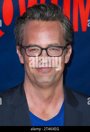 (FILE) Matthew Perry è morto a 54 anni. Matthew Perry è morto. Aveva 54 anni. L'attore, meglio conosciuto per aver interpretato Chandler Bing in "Friends", è stato trovato morto in una casa di Los Angeles sabato 28 ottobre 2023. WEST HOLLYWOOD, LOS ANGELES, CALIFORNIA, USA - 17 LUGLIO: L'attore, comico e produttore americano-canadese Matthew Perry (Matthew Langford Perry) arriva al CBS, CW e Showtime 2014 Summer TCA Party tenutosi al Pacific Design Center il 14 luglio 2014 a West Hollywood, Los Angeles, California, Stati Uniti. (Foto di Xavier Collin/Image Press Agency) Foto Stock