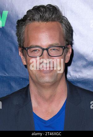 (FILE) Matthew Perry è morto a 54 anni. Matthew Perry è morto. Aveva 54 anni. L'attore, meglio conosciuto per aver interpretato Chandler Bing in "Friends", è stato trovato morto in una casa di Los Angeles sabato 28 ottobre 2023. WEST HOLLYWOOD, LOS ANGELES, CALIFORNIA, USA - 17 LUGLIO: L'attore, comico e produttore americano-canadese Matthew Perry (Matthew Langford Perry) arriva al CBS, CW e Showtime 2014 Summer TCA Party tenutosi al Pacific Design Center il 14 luglio 2014 a West Hollywood, Los Angeles, California, Stati Uniti. (Foto di Xavier Collin/Image Press Agency) Foto Stock