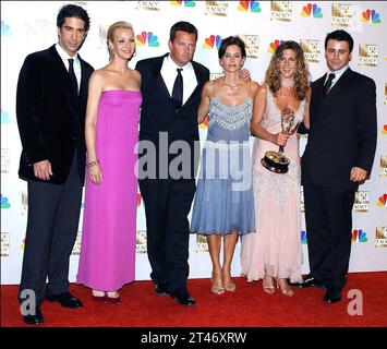 Foto del file - Los Angeles-CA, USA. 9 febbraio 2002. Dal cast di Friends (Outstanding Comedy Series) L to R: David Schwimmer, LisaKudrow, Matthew Perry, Courteney Cox Arquette, Jennifer Aniston e Matt Leblanc partecipano al 54° Annual Emmy Awards. L'attore statunitense Matthew Perry, meglio conosciuto per aver interpretato Chandler Bing nella sitcom Friends degli anni '90, è morto all'età di 54 anni. L'attore è stato trovato morto nella sua casa di Los Angeles, le fonti delle forze dell'ordine hanno detto ai media statunitensi. Foto di Lionel Hahn/ABACAPRES.COM Credit: Abaca Press/Alamy Live News Foto Stock