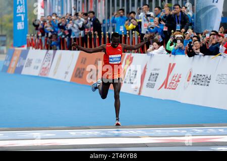 Chengdu, provincia cinese del Sichuan. 29 ottobre 2023. Felix Kiptoo Kirwa del Kenya gareggia durante la maratona di Chengdu del 2023 a Chengdu, nella provincia del Sichuan della Cina sud-occidentale, il 29 ottobre 2023. Crediti: Shen Bohan/Xinhua/Alamy Live News Foto Stock