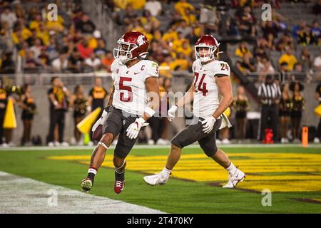 Il wide receiver dei Washington State Cougars Lincoln Victor (5) corse in touchdown nel secondo quarto di una partita di football NCAA contro gli Ariz Foto Stock