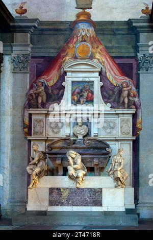 Il sarcofago di Michelangelo Buonarroti, la Basilica di Santa Croce a Firenze, Toscana, Italia. Michelangelo morì il 18 febbraio 1564 e fu il primo bu Foto Stock