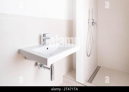 bagno nuovo e moderno con doccia dopo i lavori di ristrutturazione Foto Stock