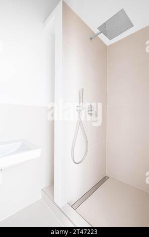 bagno moderno con cabina doccia Foto Stock