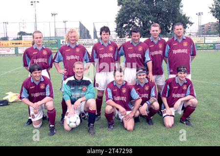 Italia Monza 2000-06-10 : Steve Harris bassista e capitano della squadra di calcio Iron Maiden durante la partita di calcio amichevole contro la squadra di produzione Rock Planet Foto Stock