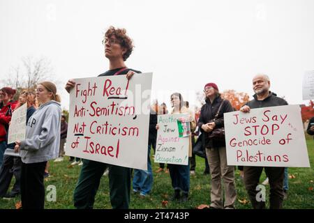 Bloomington, Stati Uniti. 28 ottobre 2023. I manifestanti si riuniscono a Dunn Meadow all'Università dell'Indiana per protestare contro l'operazione di terra israeliana a Gaza. Il rally era intitolato, "Stand with Gaza. Radunate e piangete le vite innocenti dei palestinesi”. (Foto di Jeremy Hogan/SOPA Images/Sipa USA) credito: SIPA USA/Alamy Live News Foto Stock