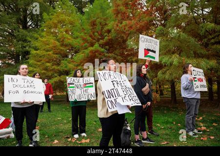 Bloomington, Stati Uniti. 28 ottobre 2023. I manifestanti si riuniscono a Dunn Meadow all'Università dell'Indiana per protestare contro l'operazione di terra israeliana a Gaza. Il rally era intitolato, "Stand with Gaza. Radunate e piangete le vite innocenti dei palestinesi”. (Foto di Jeremy Hogan/SOPA Images/Sipa USA) credito: SIPA USA/Alamy Live News Foto Stock