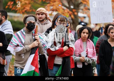 Bloomington, Stati Uniti. 28 ottobre 2023. I manifestanti si riuniscono a Dunn Meadow all'Università dell'Indiana per protestare contro l'operazione di terra israeliana a Gaza. Il rally era intitolato, "Stand with Gaza. Radunate e piangete le vite innocenti dei palestinesi”. (Foto di Jeremy Hogan/SOPA Images/Sipa USA) credito: SIPA USA/Alamy Live News Foto Stock