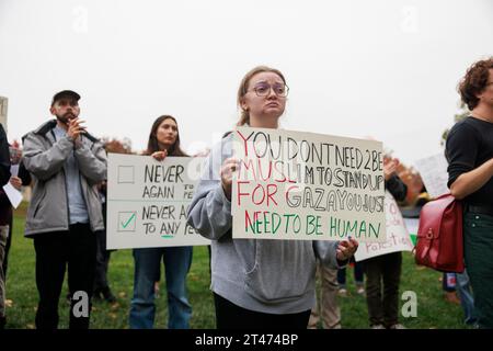 Bloomington, Stati Uniti. 28 ottobre 2023. I manifestanti si riuniscono a Dunn Meadow all'Università dell'Indiana per protestare contro l'operazione di terra israeliana a Gaza. Il rally era intitolato, "Stand with Gaza. Radunate e piangete le vite innocenti dei palestinesi”. (Foto di Jeremy Hogan/SOPA Images/Sipa USA) credito: SIPA USA/Alamy Live News Foto Stock