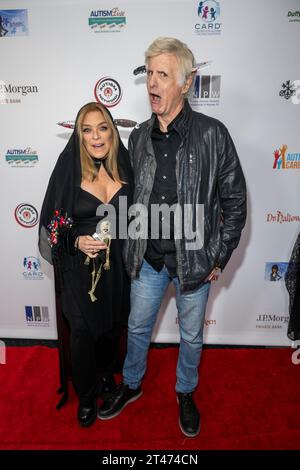 Los Angeles, USA. 28 ottobre 2023. L'attrice Lydia Cornell, lo scrittore Lawrence H. Levy partecipa alla seconda raccolta fondi annuale All Ghouls Gala per la cura dell'autismo oggi al Woodland Hills Country Club, Los Angeles, CA 28 ottobre 2023 Credit: Eugene Powers/Alamy Live News Foto Stock