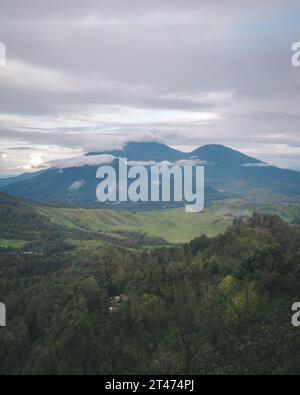 Vista del paesaggio del monte Raung visto dal Monte Ijen, Banyuwangi, East Java, Indonesia Foto Stock