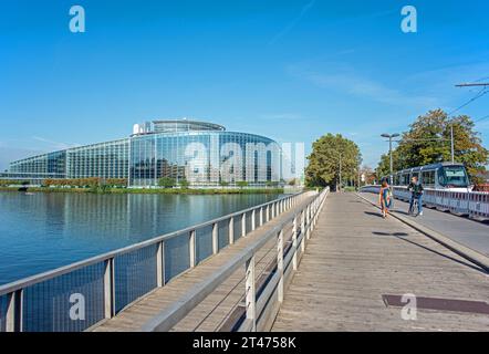 Francia, Bas-Rhin (67), Strasburgo, Parlement Européen par l'agence d'Architecture-studio di architettura, avec ligne de tram // France, Bas Rhin, Strasbo Foto Stock