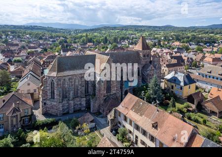 Francia, Bas-Rhin (67), Marmoutier, Abbaye Saint-Étienne romane du vie siècle, facciata occidentale en grès rouge des Vosges (vue aérienne)// Francia, Bas Foto Stock