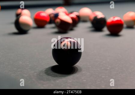 Il gioco del biliardo è in corso. La sfera numero quattro si trova davanti alla telecamera Foto Stock