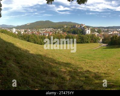 Aarburg, nel Cantone di Aargau, mostra il castello e la chiesa evangelica Foto Stock