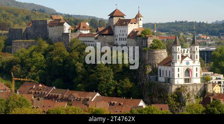 Aarburg, nel Canton Argovia, mostra il castello e la chiesa evangelica Foto Stock