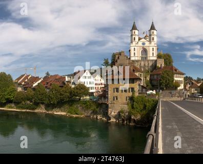 Il fiume Aare e la chiesa evangelica di Aarburg, Canton Argovia Foto Stock