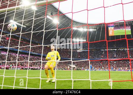 Harry Kane, FCB 9 punteggi, tira goal , Tor, Treffer, Torschuss, 5-0, 55m, Marcel Schuhen, Darmstadt Nr. 1 troppo tardi in azione nella partita FC BAYERN MUENCHEN - SV DARMSTADT 98 l'8 ottobre 2023 a Monaco, Germania. Stagione 2023/2024, 1.Bundesliga, FCB, München, giorno 9, 9.Spieltag © Peter Schatz / Alamy Live News - LE NORMATIVE DFL VIETANO QUALSIASI UTILIZZO DI FOTOGRAFIE come SEQUENZE DI IMMAGINI e/o QUASI-VIDEO - Foto Stock