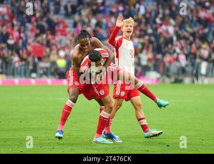 Mathys Tel, FCB 39 Aleksandar Pavlovic, FCB 45 Frans Krätzig, FCB 41 scherzando dopo la partita FC BAYERN MUENCHEN - SV DARMSTADT 98 l'8 ottobre 2023 a Monaco, Germania. Stagione 2023/2024, 1.Bundesliga, FCB, München, giorno 9, 9.Spieltag © Peter Schatz / Alamy Live News - LE NORMATIVE DFL VIETANO QUALSIASI UTILIZZO DI FOTOGRAFIE come SEQUENZE DI IMMAGINI e/o QUASI-VIDEO - Foto Stock