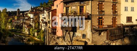 Un panorama delle case sospese di Pont-en-Royans, Francia Foto Stock