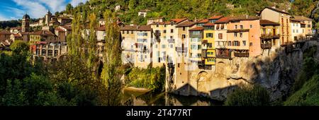 Un panorama delle case sospese di Pont-en-Royans, Francia Foto Stock