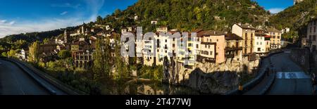 Un panorama delle case sospese di Pont-en-Royans, Francia Foto Stock