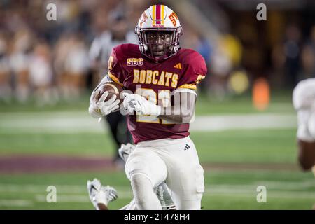 San Marcos, Texas, Stati Uniti. 28 ottobre 2023. Il running back dei Texas State Bobcats Ismail Mahdi (21) porta la palla durante una partita tra i Troy Trojans e i Texas State Bobcats a San Marcos, Texas. Trask Smith/CSM/Alamy Live News Foto Stock