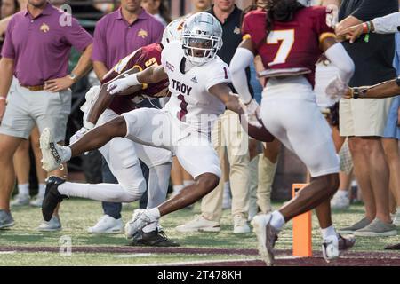 San Marcos, Texas, Stati Uniti. 28 ottobre 2023. Il wide receiver Troy Trojans Jabre Barber (1) va oltre i limiti mentre si allunga verso il pilone della end zone durante una partita tra i Troy Trojans e i Texas State Bobcats a San Marcos, Texas. Trask Smith/CSM/Alamy Live News Foto Stock