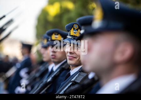 Salonicco, Grecia. 28 ottobre 2023. I cadetti dell'Aeronautica militare greca prendono parte a una parata militare. La parata si tiene per celebrare il rifiuto della Grecia di allinearsi con l'Italia fascista nel 1940 e combattere un avversario molto più forte, una decisione che l'ha trascinata nella seconda guerra mondiale (Immagine di credito: © Giannis Papanikos/ZUMA Press Wire) SOLO USO EDITORIALE! Non per USO commerciale! Foto Stock