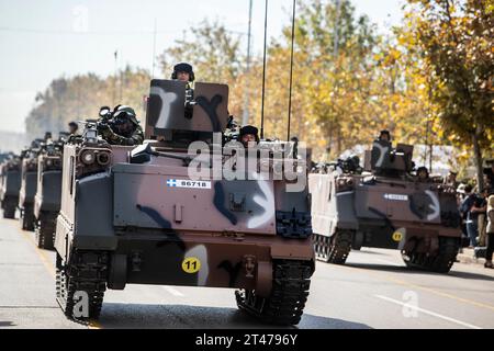 Salonicco, Grecia. 28 ottobre 2023. L'esercito greco M113 APC partecipa a una parata militare. La parata si tiene per celebrare il rifiuto della Grecia di allinearsi con l'Italia fascista nel 1940 e combattere un avversario molto più forte, una decisione che l'ha trascinata nella seconda guerra mondiale (Immagine di credito: © Giannis Papanikos/ZUMA Press Wire) SOLO USO EDITORIALE! Non per USO commerciale! Foto Stock