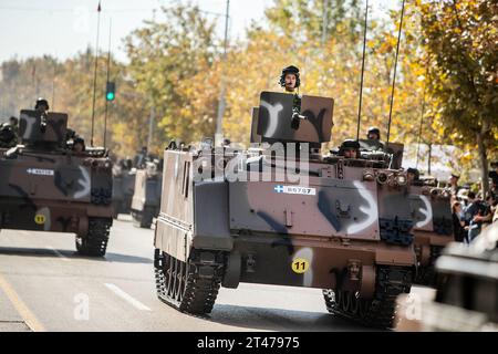 Salonicco, Grecia. 28 ottobre 2023. L'esercito greco M113 APC partecipa a una parata militare. La parata si tiene per celebrare il rifiuto della Grecia di allinearsi con l'Italia fascista nel 1940 e combattere un avversario molto più forte, una decisione che l'ha trascinata nella seconda guerra mondiale (Immagine di credito: © Giannis Papanikos/ZUMA Press Wire) SOLO USO EDITORIALE! Non per USO commerciale! Foto Stock