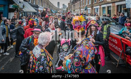 Colourwalkers al giorno dei morti (el Día de los Muertos) al mercato dei fiori di Columbia Road a Londra. Foto Stock