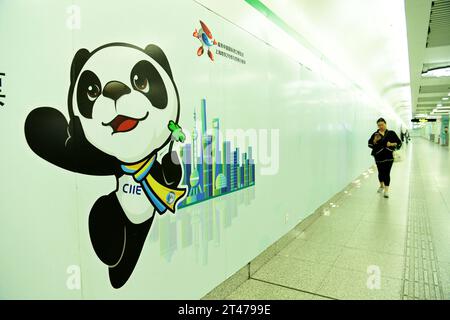 SHANGHAI, CINA - 29 OTTOBRE 2023 - Un cittadino passa un poster della sesta China International Import Expo a Shanghai, Cina, 29 ottobre 2023. Foto Stock