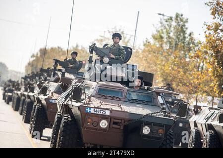 Salonicco, Grecia. 28 ottobre 2023. I veicoli corazzati dell'esercito greco partecipano a una parata militare. La parata si tiene per celebrare il rifiuto della Grecia di allinearsi con l'Italia fascista nel 1940 e combattere un avversario molto più forte, una decisione che l'ha trascinata nella seconda guerra mondiale (Immagine di credito: © Giannis Papanikos/ZUMA Press Wire) SOLO USO EDITORIALE! Non per USO commerciale! Foto Stock