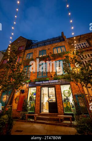 Londra, Regno Unito: Neall's Yard nella zona di Covent Garden nel centro di Londra di notte. Questa è la casa dei rimedi da cortile di Neal, un business di salute e bellezza. Foto Stock