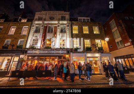 Londra, Regno Unito: Monmouth Street vicino a Seven Dials nell'area di Covent Garden nel centro di Londra. Gente per strada di notte fuori dal pub Two Brewers. Foto Stock