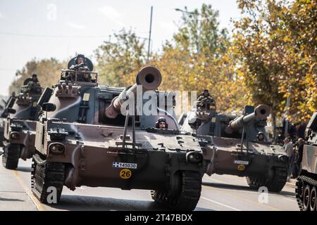 Salonicco, Grecia. 28 ottobre 2023. L'artiglieria dell'esercito greco M109 partecipa a una parata militare. La parata si tiene per celebrare il rifiuto della Grecia di allinearsi con l'Italia fascista nel 1940 e combattere un avversario molto più forte, una decisione che l'ha trascinata nella seconda guerra mondiale (Immagine di credito: © Giannis Papanikos/ZUMA Press Wire) SOLO USO EDITORIALE! Non per USO commerciale! Foto Stock