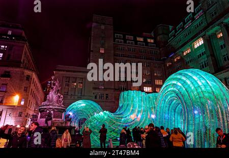 28 ottobre 2023, LIVERPOOL, regno Unito: 28 ottobre 2023 Liverpool, Regno Unito: Il festival River of Light torna sul lungomare di Liverpool per il 2023..Elysian and Elysian Arcs â€“queste due commissioni mai viste prima hanno debuttato in questo festival yearâ€™s progettato dallo studio di design Atelier Sisu con sede a Sydney. Il pluripremiato compositore John McHugh con sede a Liverpool ha prodotto nuovi paesaggi sonori per entrambe le opere d'arte Elysian. (Immagine di credito: © Andy Von Pip/ZUMA Press Wire) SOLO USO EDITORIALE! Non per USO commerciale! Foto Stock