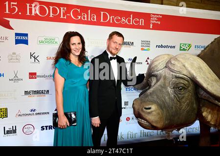 Michael Kretschmer mit Partnerin Annett Hofmann bei der 15. Hope Gala 2023 im Schauspielhaus. Dresda, 28.10.2023 *** Michael Kretschmer con il partner Annett Hofmann al 15 Hope Gala 2023 presso lo Schauspielhaus Dresden, 28 10 2023 foto:XM.xWehnertx/xFuturexImagex Hope 3223 Credit: Imago/Alamy Live News Foto Stock