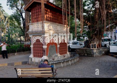 Seth Gangalal V. Mulji Nandlal Pyau (fontana) presso i giardini Horniman Circle, Mumbai, India, costruiti nel 1863 Foto Stock