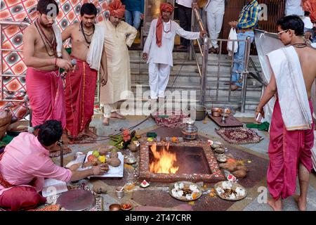 In occasione del "compleanno" della dea Mumbadevi, i sacerdoti indù stanno preparando un rituale del fuoco al tempio di Mumbadevi, Mumbai, India Foto Stock