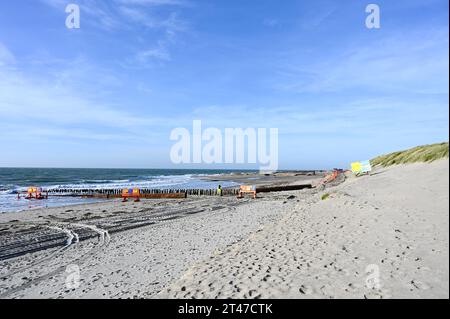 Rifornimento di sabbia sulla spiaggia di Dishoek, in Zelanda, che allarga e solleva la spiaggia contro l'innalzamento dell'acqua in futuro Foto Stock