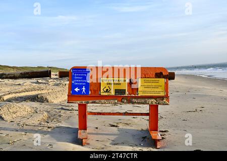 Rifornimento di sabbia sulla spiaggia di Dishoek, in Zelanda, che allarga e solleva la spiaggia contro l'innalzamento dell'acqua in futuro Foto Stock